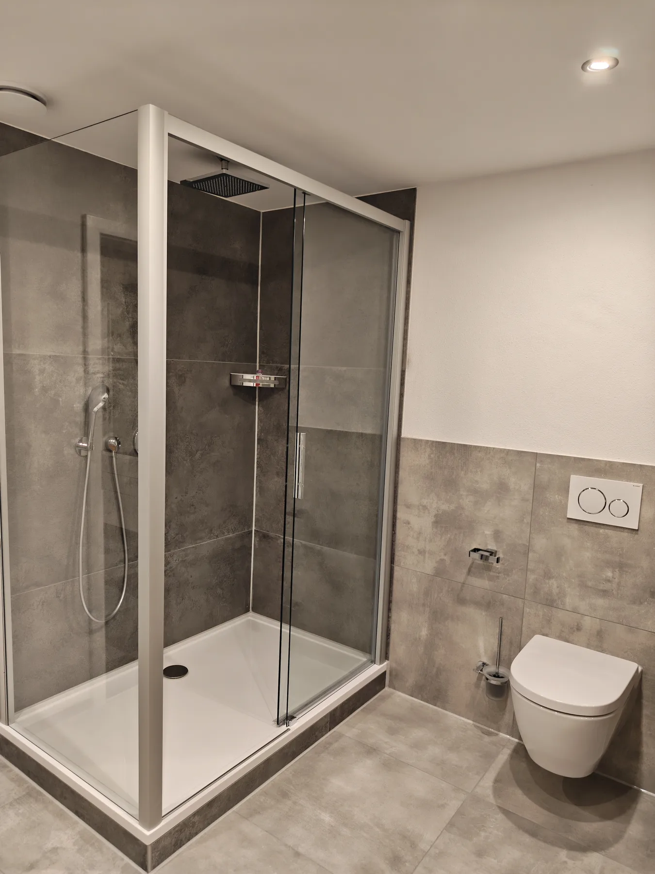 Bad mit Eckdusche und Wand-WC