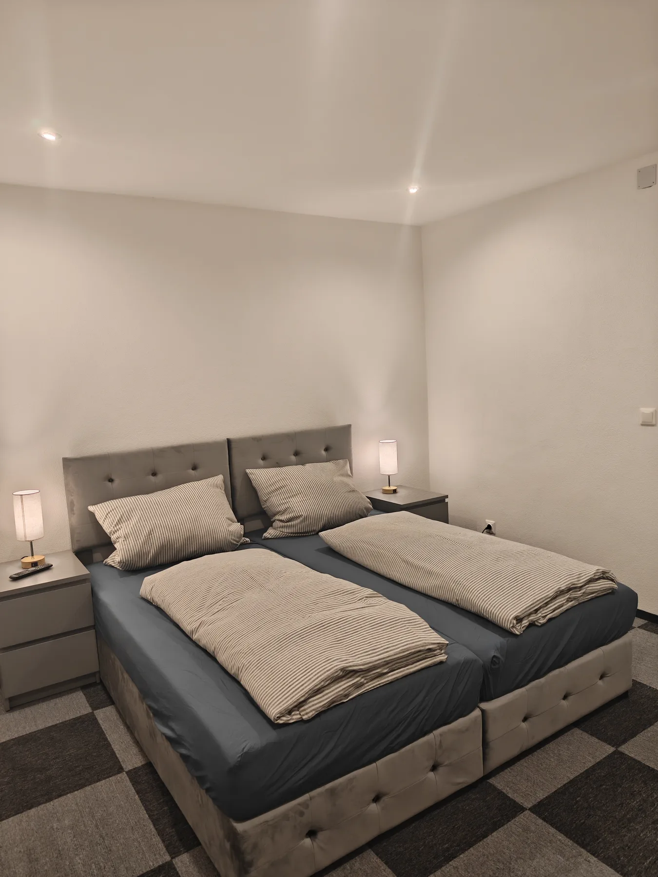 Zweites Schlafzimmer mit teilbarem Bett und zwei Nachttischen